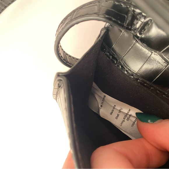 Alice in the Eve Australia - Mini black croco cross body purse - Picture 5 of 9